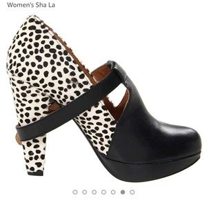 Naughty Monkey Sha La La Black & White Pump sz 9.5